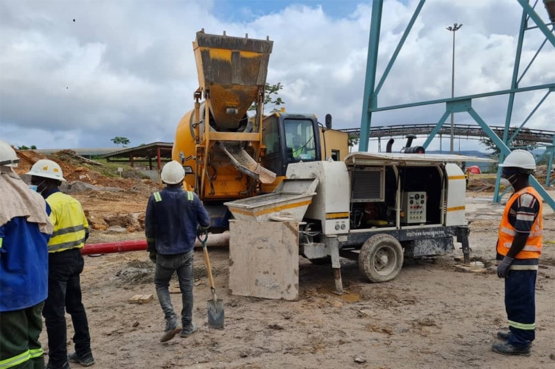 Bomba de hormigón DHBT40 y camión hormigonera de carga automática HMC350 en Ghana