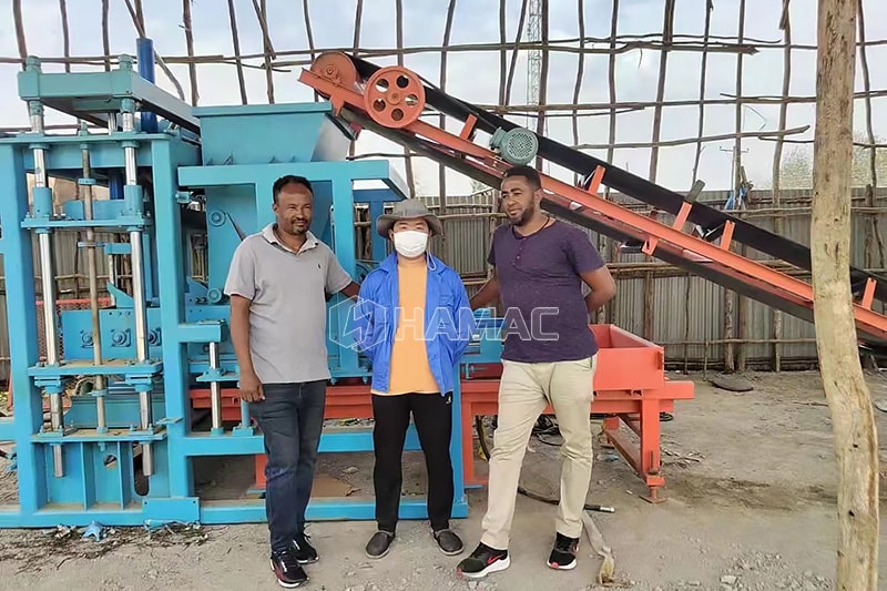 La máquina de hacer bloques de hormigón QT5-20 funciona en Etiopía