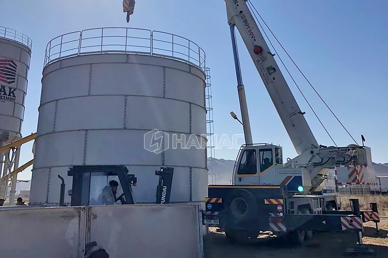 2 silos de cemento de 700 toneladas juegan un papel en la industria en Mongolia