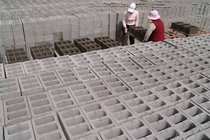 Línea de producción de bloques QT4-26 en Lima, Perú