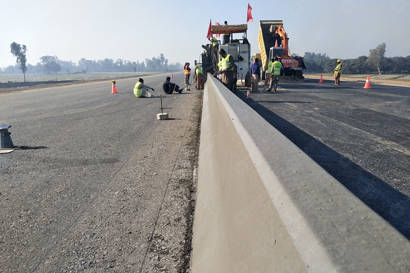 Aplicación de la pavimentadora de encofrado deslizante HAMAC en un proyecto de autopista en Pakistán