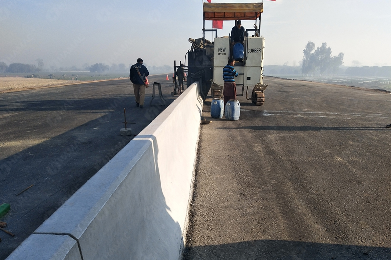SP1300 Slipform Paver