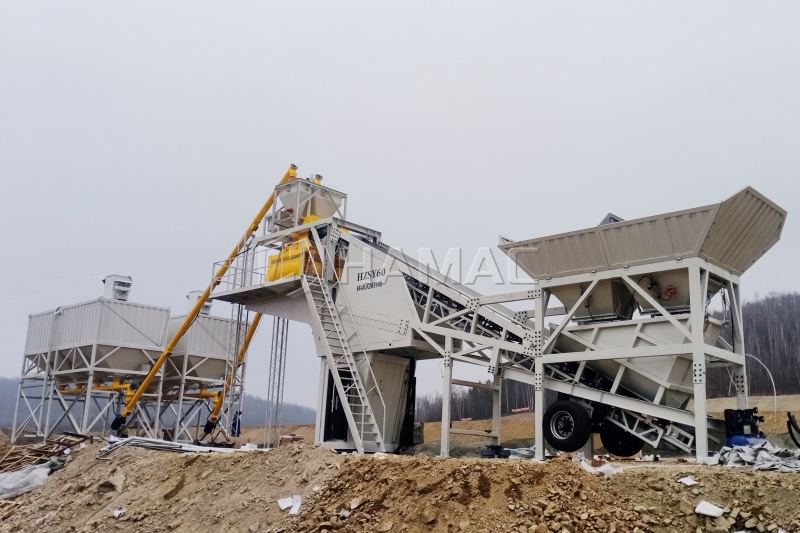 Planta dosificadora móvil de concreto trabajando en un proyecto de carretera