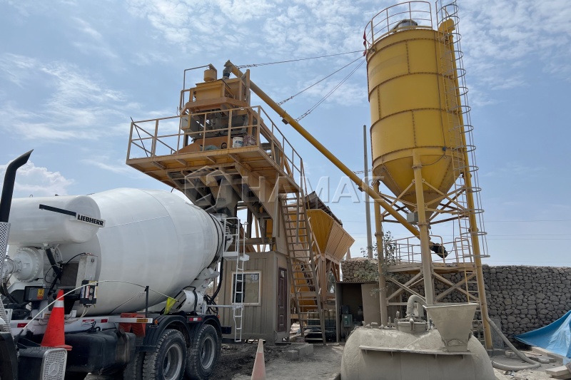 Planta dosificadora móvil suministrando concreto para pilas de puente