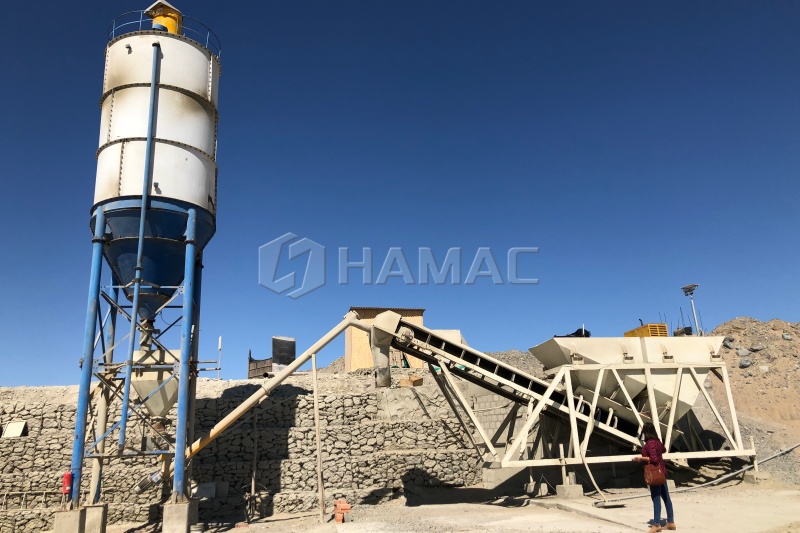  Planta mezcladora de concreto móvil trabajando en una obra en la sierra