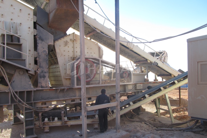Planta de trituración en Argelia vista cercana de la trituradora de impacto y cintas