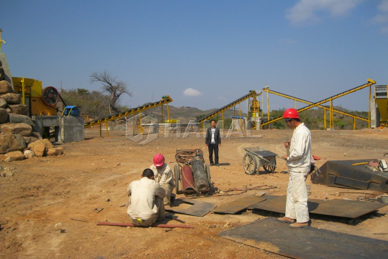 Línea de trituración de piedra en Mozambique con trituradora de cono de resorte y pantalla vibrante