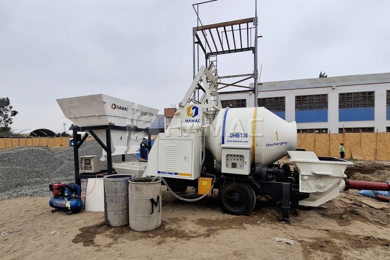 Hormigonera con bomba en aplicación de concreto