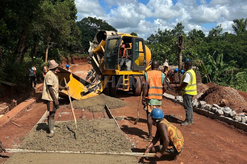 Autohormigonera HMC400 para Obras Viales en Madagascar